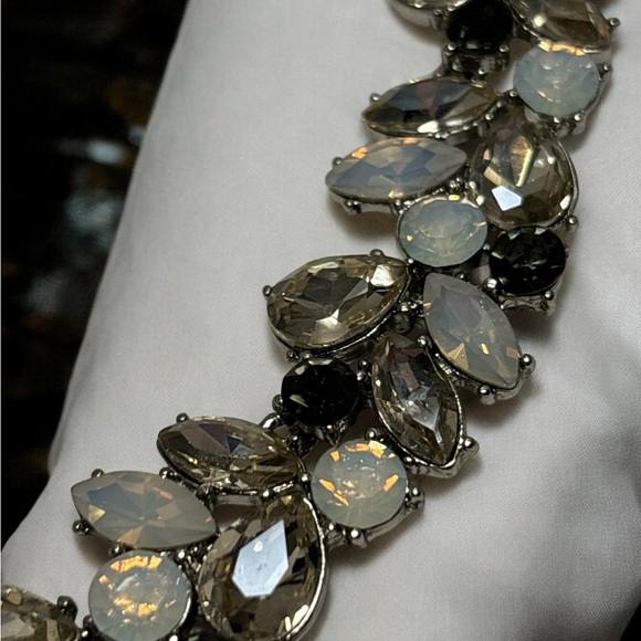 LOFT Silver Tone Crystal Rhinestone Collar Necklace 17” + 2” - Picture 7 of 7